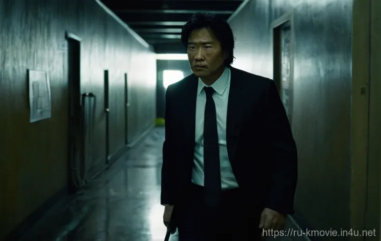 올드보이  촬영 비화와 명장면 - **Prompt:** A gritty, cinematic, wide-angle shot of a lone man, Oh Dae-su, in his late 40s, with a d...